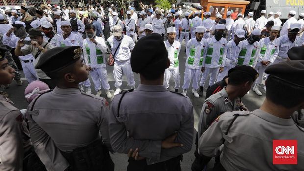 FPI Ancam Sweeping yang Paksa Muslim Pakai Atribut Natal