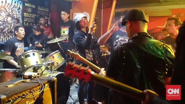 Cinta Pembodohan dan Lirik Musik Perlawanan Punk