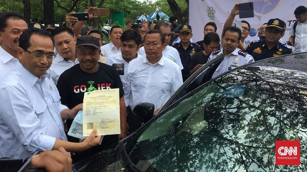 Menteri Perhubungan Budi Karya Sumadi meluncurkan stiker khusus taksi daring.
