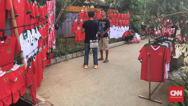 Penonton di Stadion Patriot terlihat lebih ramai daripada di Stadion Wibawa Mukti.