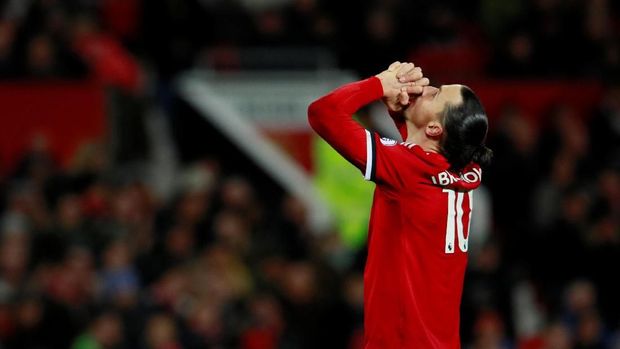 Zlatan Ibrahimovic pun frustrasi tak mampu mencetak gol ke gawang Brighton.