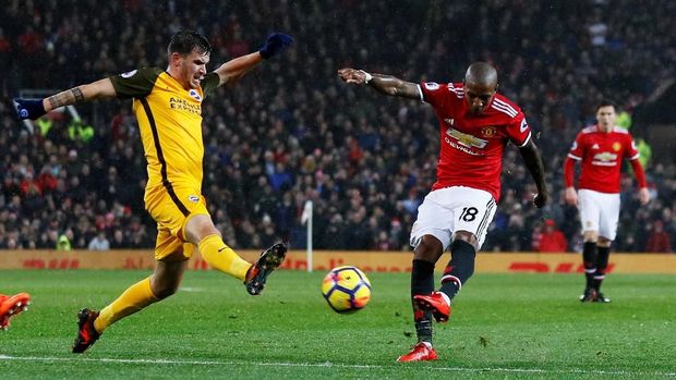 Tembakan Ashley Young sempat membentur kaki lawan sebelum bola masuk ke dalam gawang.