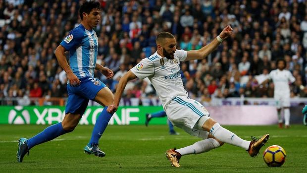 Karim Benzema mencetak gol pembuka keunggulan Real Madrid atas Malaga.