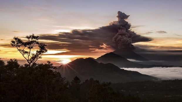 Gunung Agung memuntahkan asapnya, pada Minggu (26/11).
