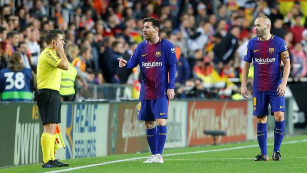 Lionel Messi sempat protes ke wasit dan asisten wasit karena golnya tidak disahkan. (