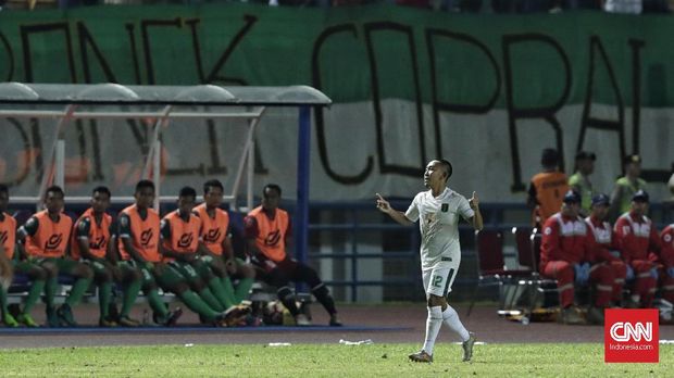 Persebaya Surabaya unggul cepat lewat gol Rishadi Fauzi.