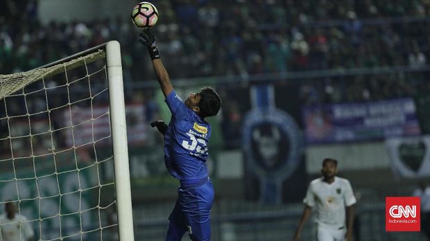 Salah satu aksi Miswar Saputra dalam mengwal gawang Persebaya Surabaya ketika menghadapi PSMS.