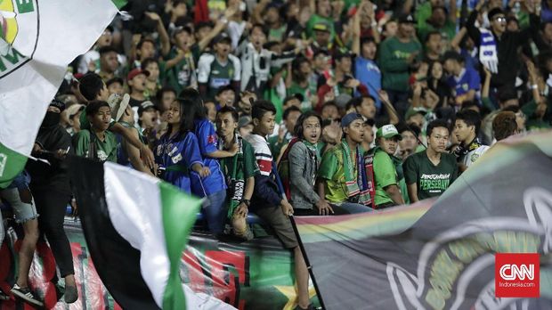 Suporter yang memadati stadion GBLA untuk menyaksikan laga Persebaya lawan PSMS.