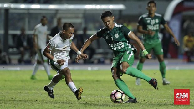 Duel final Liga 2 2017 antara PSMS Medan vs Persebaya berlangsung sengit sejak menit awal.