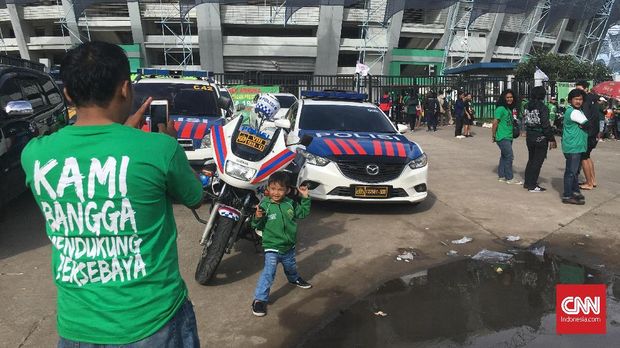 Bonek memadati Stadion Gelora Bandung Lautan Api untuk mendukung Persebaya Surabaya menghadapi PSMS Medan, Selasa (28/11).