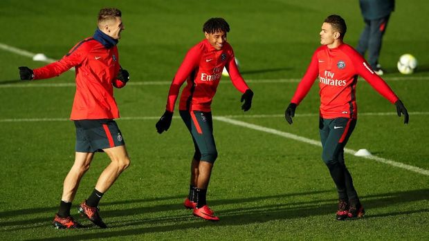 Hatem Ben Arfa (tengah) merupakan pemain Perancis berdarah Afrika.