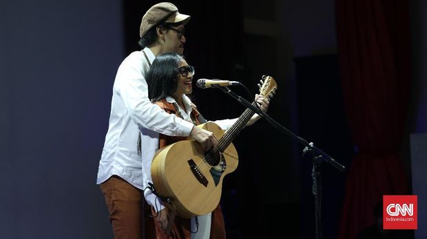 Endah N Rhesa beradegan romantis di atas panggung.