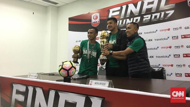 Angel Alfredo Vera (tengah) sukses mengantar Persebaya Surabaya juara Liga 2 2017. (CNN Indonesia/Adhi Wicaksono)
