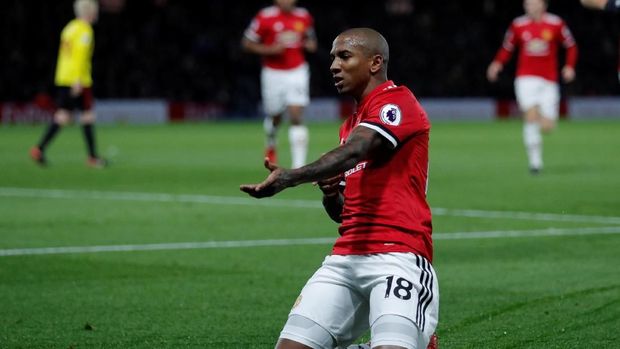 Ashley Young memborong dua gol ek gawang Watford di babak pertama.