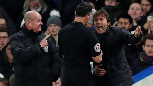 Manajer Chelsea Antonio Conte bersitegang dengan wasit.