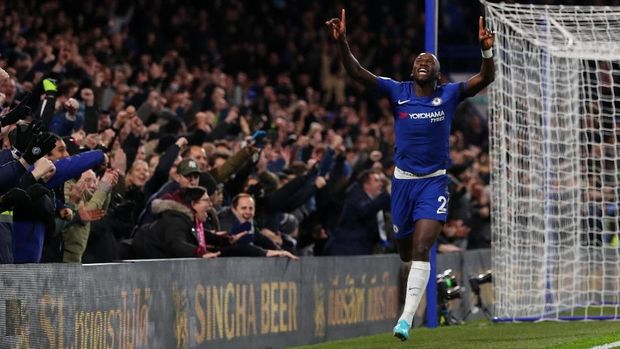 Bek Chelsea merayakan gol ke gawang Swansea City.