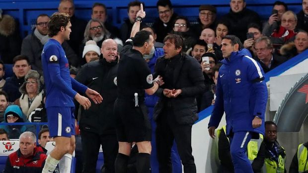 Antonio Conte dusir wasit Neil Swarbrick saat Chelsea menghadapi Swansea City. (