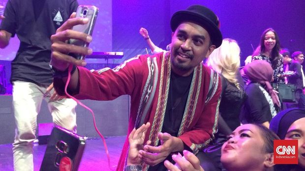 Glenn Fredly selfie bersama penggemar di konser mengenang Chrisye.