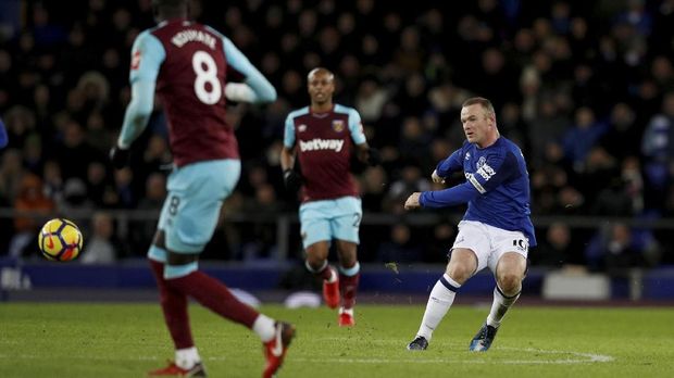 Wayne Rooney mencetak gol spektakuler dari tengah lapangan.