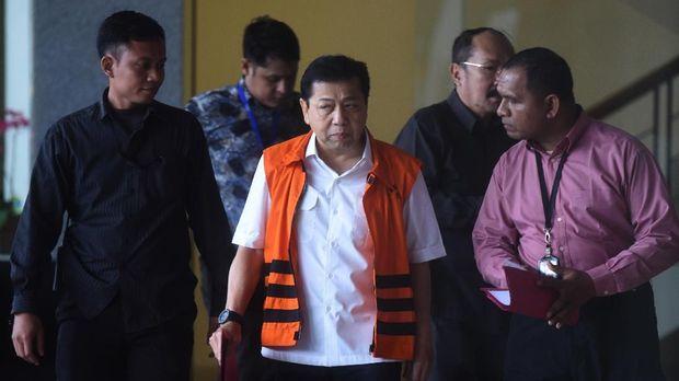 Desakan menggelar Munaslub muncul setelah ketua umum Partai Golkar Setya Novanto ditetapkan sebagai tersangka kasus korupsi.