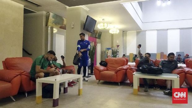 Timnas Indonesia berencana melakukan latihan di Sabtu pagi usai gagal berlatih Jumat malam ini.