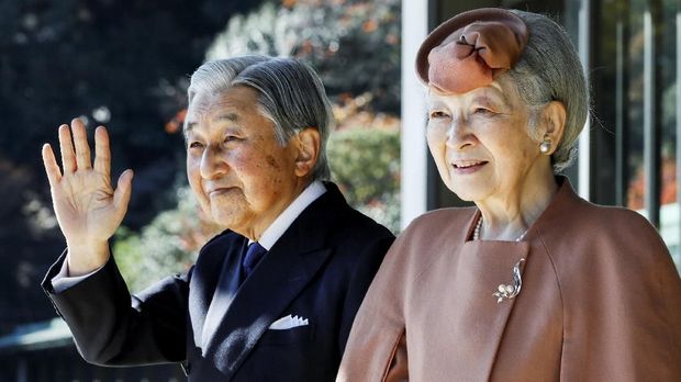 Akihito menikahi Permaisuri Michiko yang bukan merupakan keturunan bangsawan.