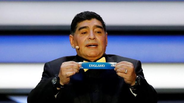 Diego Maradona saat menarik keluar nama Inggris.