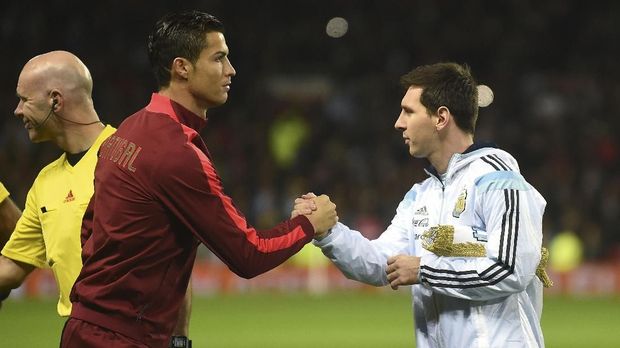 Cristiano Ronaldo dan Lionel Messi bersaing meraih gelar Ballon d'Or 2017.