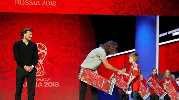 Gladi Resik Undian Piala Dunia 2018 bersama Carles Puyol dan Diego Forlan.