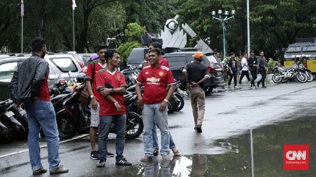 Sejumlah suporter Timnas Indonesia sudah hadir di Stadion Harapan Bangsa sejak sore hari.