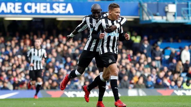 Dwight Gayle membawa Newcastle unggul atas Chelsea.