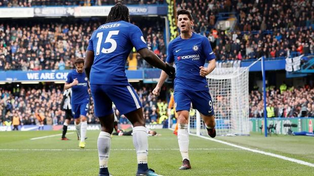 Alvaro Morata merayakan gol bersama Victor Moses.