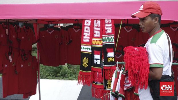 Sejumlah pedagang di sekitar Stadion Harapan Bangsa venue Timnas Indonesia vs Brunei Darussalam.