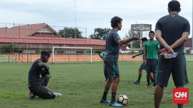 Satria Tama (kiri) penuh lumpur setelah menjalani sesi latihan Timnas Indonesia, Minggu (3/12).