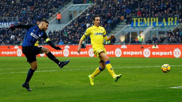 Mauro Icardi mencetak gol setelah menerima assist dari