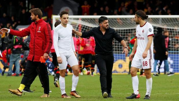 AC Milan menelan kekalahan telak 0-3 di markas Hellas Verona.
