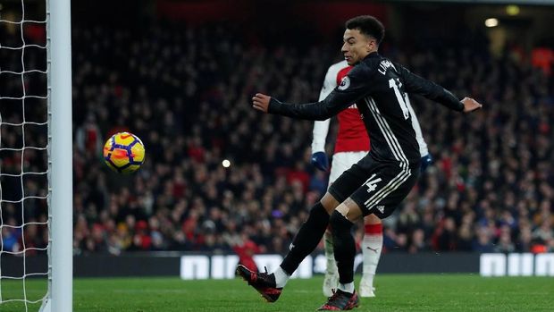 Jesse Lingard mencetak gol kedua MU ke gawang Arsenal. (