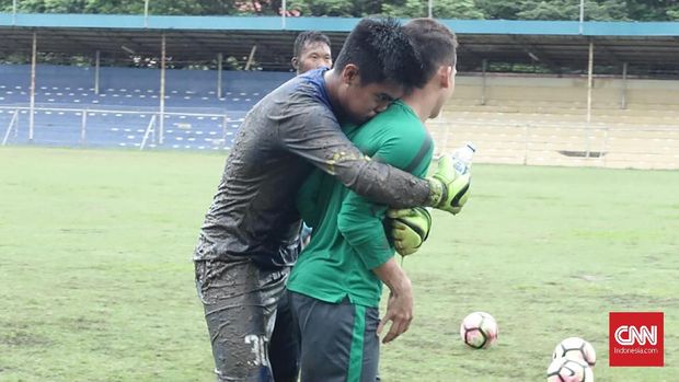 Berlatih di lapangan basah yang penuh lumpur dan air mengundang beberapa penggawa Timnas Indonesia untuk berbuat usil kepada rekan setimnya.