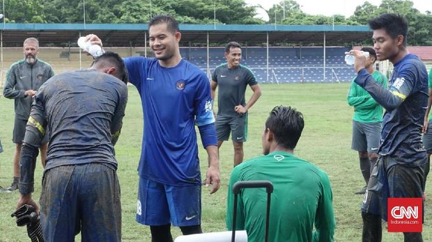Andritany membantu Satria Tama membersihkan kotoran setelah berlatih.