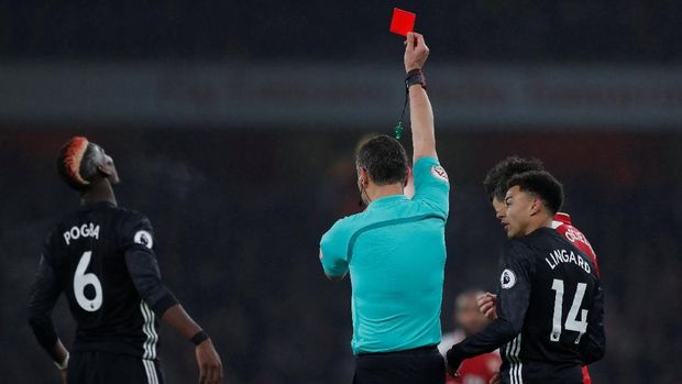 Paul Pogba diusir wasit Andre Marriner setelah melanggar Hector Bellerin.