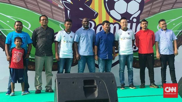 Bambang Pamungkas (kedua dari kanan) masih harus melewati lisensi kepelatihan untuk menjadi pelatih.