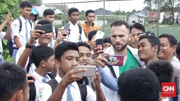 Sejumlah siswa SMA antusias melakukan selfie bersama pemain Timnas Indonesia.