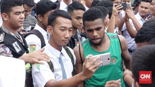 Para pemain Timnas Indonesia menjadi rebutan ajakan selfie usai menjalani latihan.