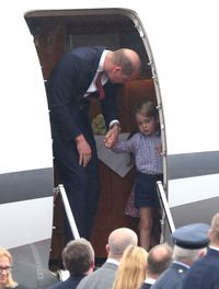 Ketika Pangeran George Menggenggam Erat Tangan Ayahnya