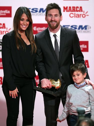 Thiago Messi (kanan) turut hadir di penghargaan Sepatu Emas Eropa.