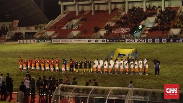 Peserta Tsunami Cup 2017 harus menghadapi lapangan berlumpur di Stadion Harapan Bangsa.