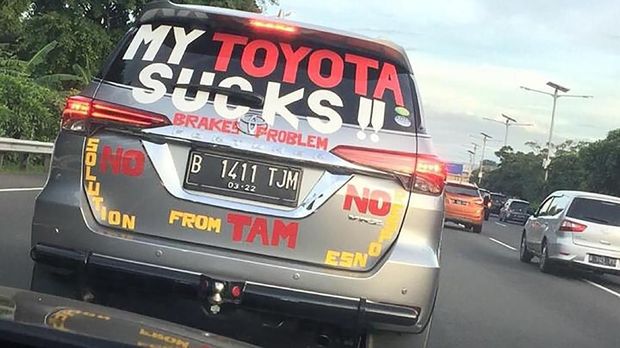 Kecewa Masalah Rem, Pemilik Fortuner 'Curhat' di Badan Mobil