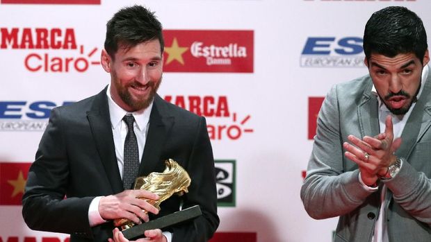 Luis Suarez (kanan) bercanda dengan Thiago Messi dari atas panggung.