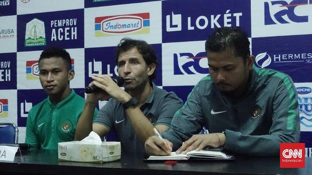 Pelatih Timnas Indonesia Luis Milla (tengah) bisa melengkapi skuatnya dengan melakukan penambahan pemain.
