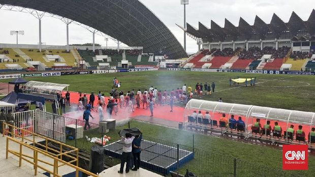 Kondisi lapangan terbilang buruk setelah berhari-hari diguyur hujan.